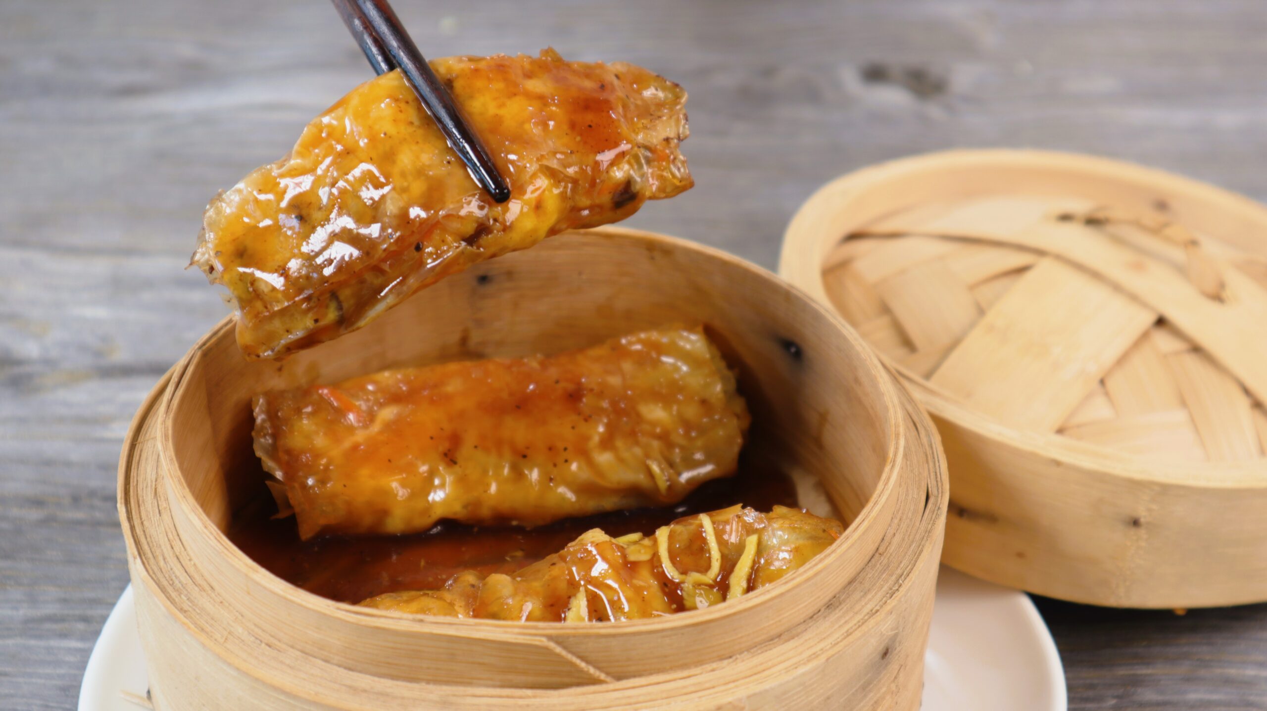 Tàu hủ ky cuộn tôm thịt sốt dầu hào